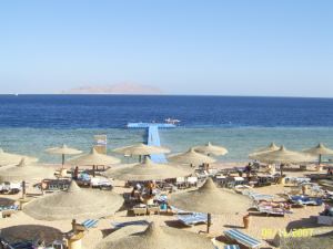 Египет. Пляж в отеле с рифом. Понтон для входа в море