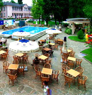 Летнее кафе у бассейна Аркадия Плаза Гостиницы Одессы